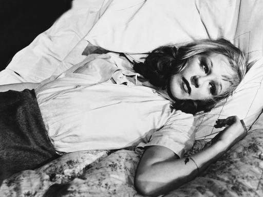 Filmszene zeigt Hildegard Knef liegend und in die Kamera blickend aus dem Klassiker Die Sünderin von 1951