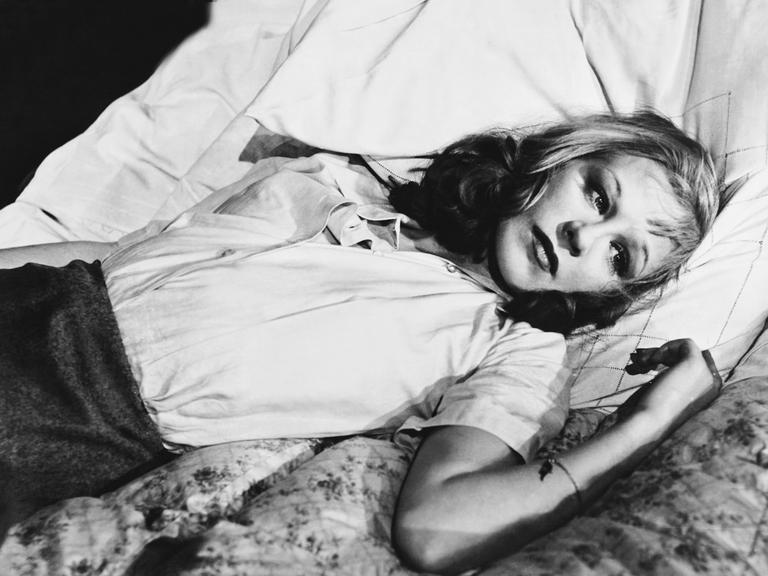 Filmszene zeigt Hildegard Knef liegend und in die Kamera blickend aus dem Klassiker Die Sünderin von 1951