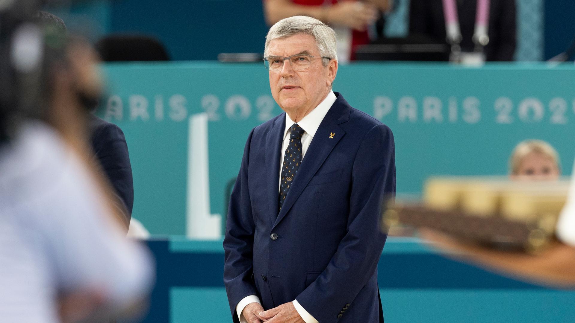 IOC-Präsident Thomas Bach bei der Siegerehrung bei den Olympischen Spielen in Paris