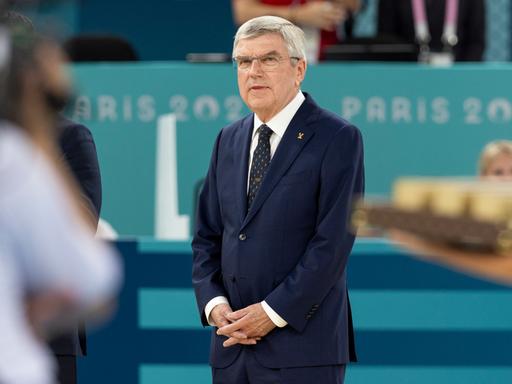 IOC-Präsident Thomas Bach bei der Siegerehrung bei den Olympischen Spielen in Paris