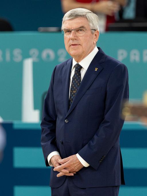 IOC-Präsident Thomas Bach bei der Siegerehrung bei den Olympischen Spielen in Paris