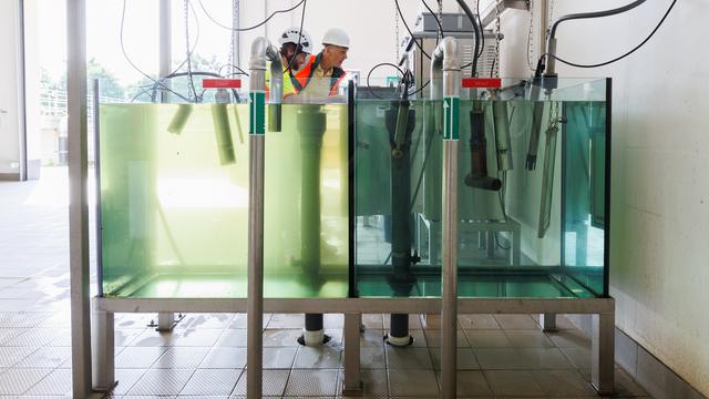 Links ist das Wasser nach der üblichen Reinigung zu sehen. Rechts ist das Wasser nach der vierten Reinigungsstufe deutlich klarer in der Kläranlage von Mörfelden-Walldorf.