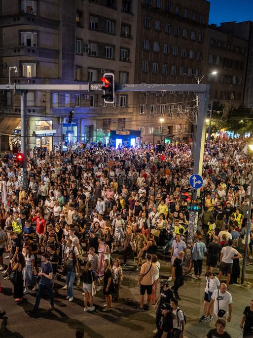Viele Protestierende gehen nachts auf einer autofreien Straße in der serbischen Haupstadt Belgrad Viele Protestierende gehen nachts auf einer autofreien Straße in der serbischen Haupstadt Belgrad