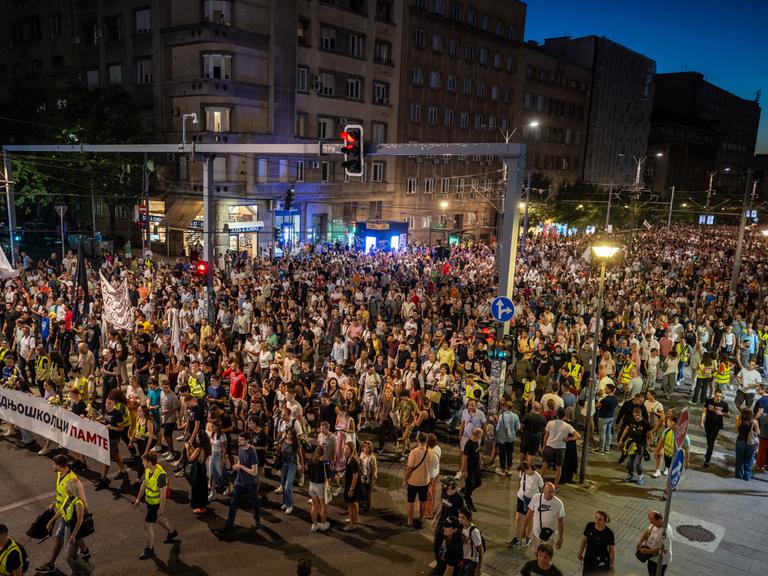 Viele Protestierende gehen nachts auf einer autofreien Straße in der serbischen Haupstadt Belgrad Viele Protestierende gehen nachts auf einer autofreien Straße in der serbischen Haupstadt Belgrad