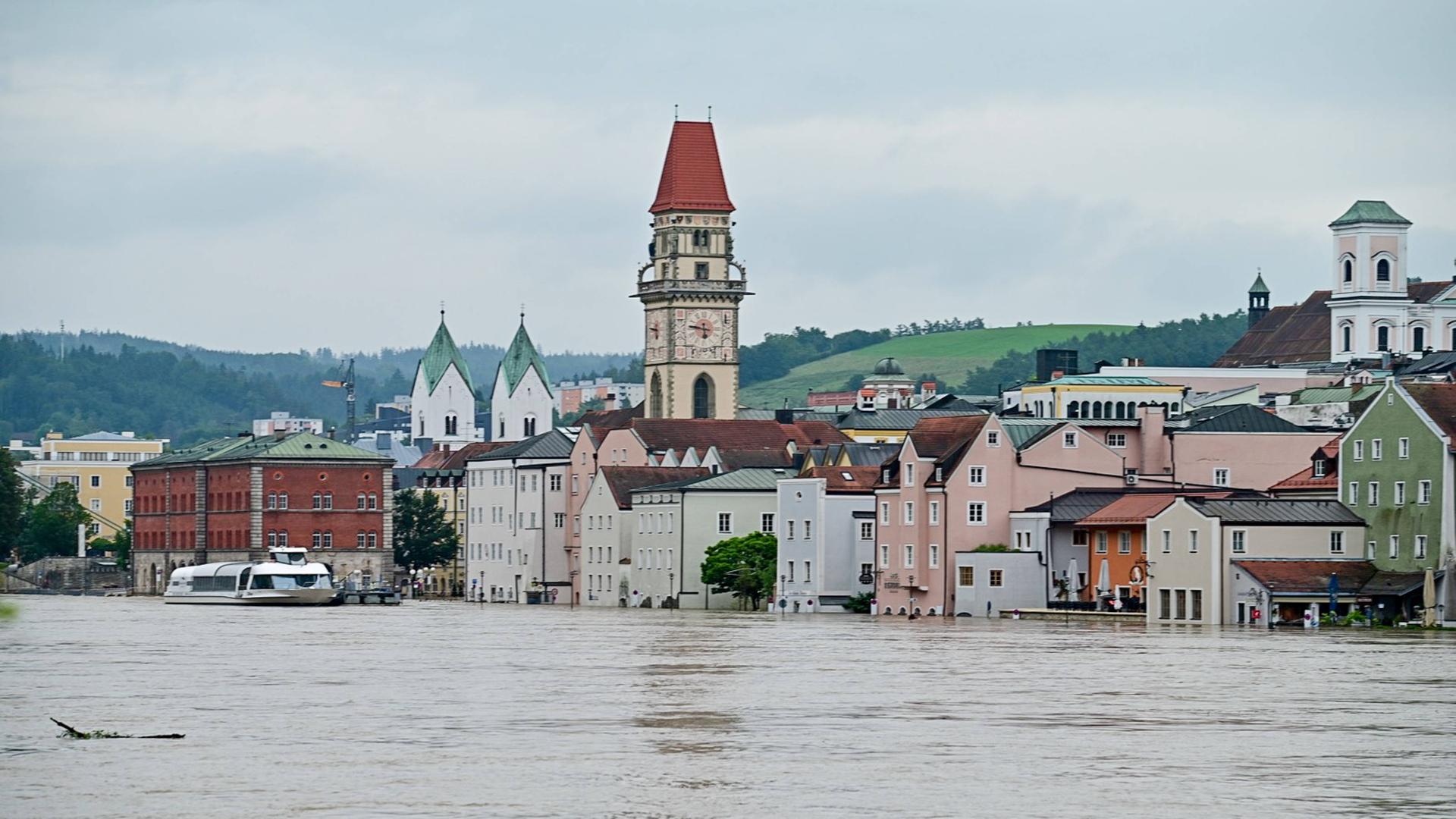 Eine Aufnahme der Stadt Passau mit Hochwasser. Die Donau ist weit an die ersten Häuser rangekommen und steht über den Ufern. Eine Aufnahme der Stadt Passau mit Hochwasser. Die Donau ist weit an die ersten Häuser rangekommen und steht über den Ufern.