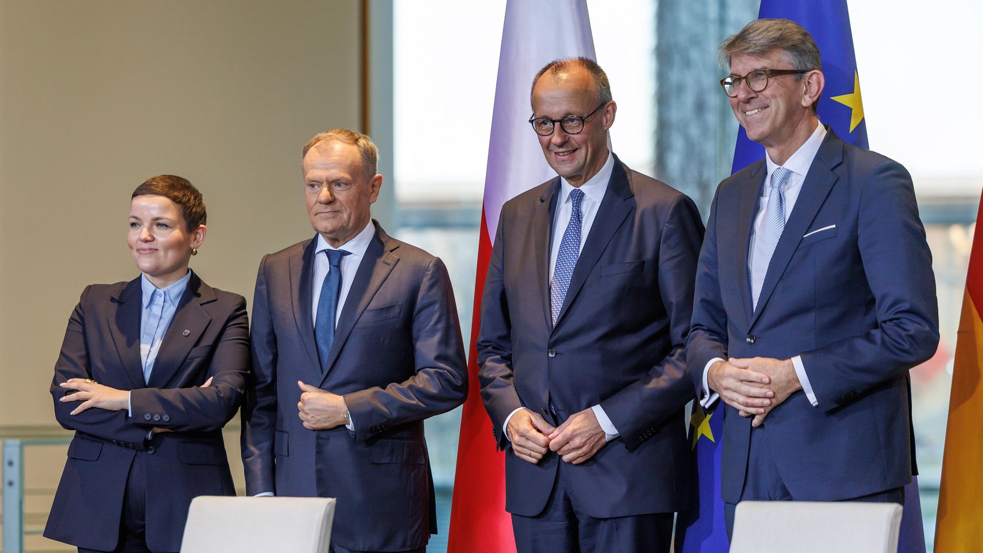 Die polnische Kulturministerin Marta Cienkowska, Ministerpräsident Donald Tusk, Bundeskanzler Friedrich Merz und Kulturstaatsminister Wolfram Weimer bei den deutsch-polnischen Regierungskonsultationen im Bundeskanzleramt in Berlin.