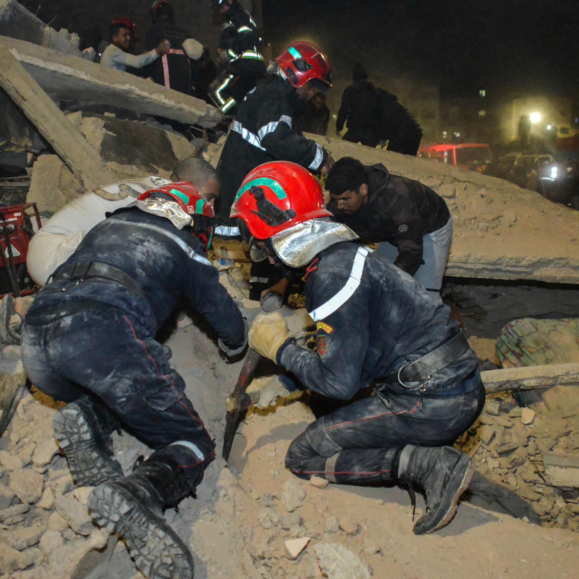Fes: Rettungskräfte und Anwohner suchen nach Überlebenden in den Trümmern zweier eingestürzter Gebäude.