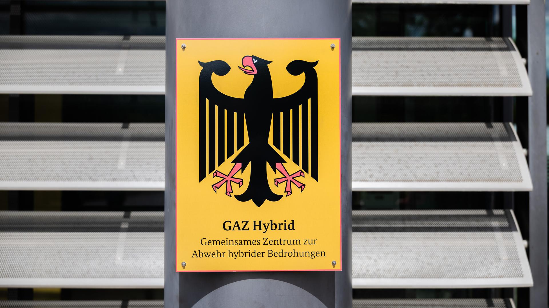 Das Schild am Gemeinsamen Zentrum zur Abwehr hybrider Bedrohungen (GAZ Hybrid). Das Schild am Gemeinsamen Zentrum zur Abwehr hybrider Bedrohungen (GAZ Hybrid).