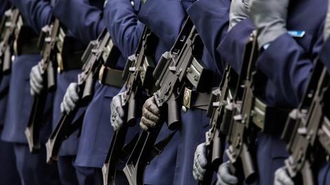 Mit dem Sturmgewehr Heckler & Koch G36 bewaffnete Soldaten stehen in einem Ehrenzug beim feierlichen Appell  in der Offizierschule der Luftwaffe in Fürstenfeldbruck auf dem Platz.