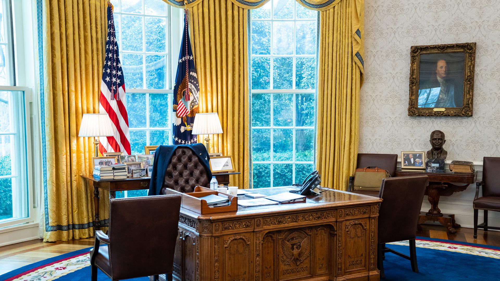Der Schreibtisch des US-Präsidenten im Oval Office im Weißen Haus in Washington.