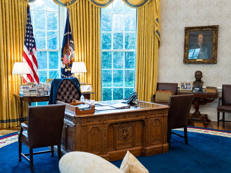 Der Schreibtisch des US-Präsidenten im Oval Office im Weißen Haus in Washington.