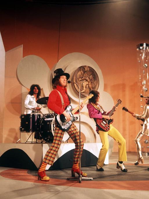 Die britische Glam-Rock-Gruppe Slade im Oktober 1972 während eines Auftritts bei Radio Luxemburg. [dpabilderarchiv]