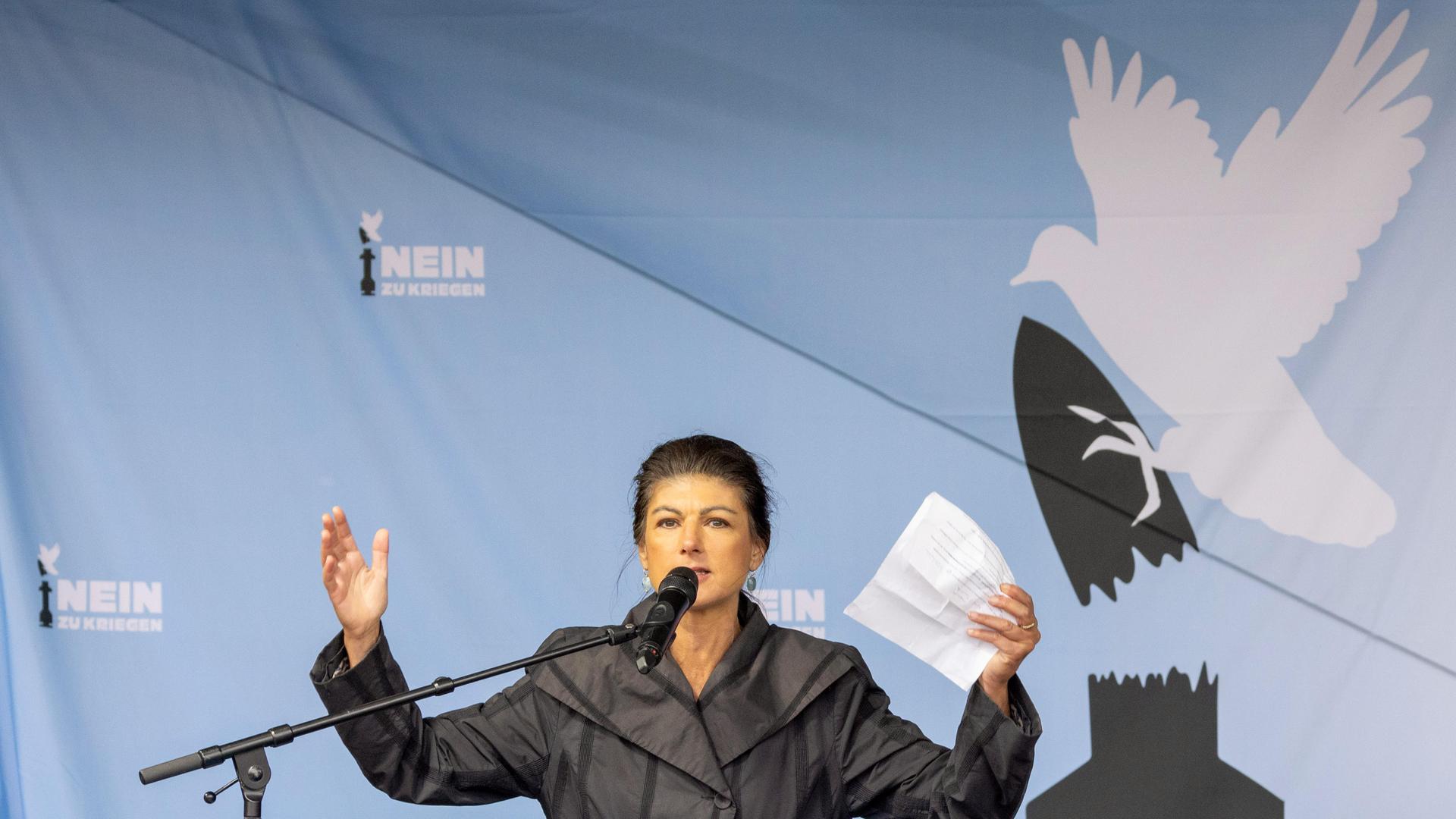 Sahra Wagenknecht, Gründerin des BSW bei der Demonstration "Die Waffen nieder" in Berlin. Die Veranstaltung richtet sich gegen jegliche Kriege und fordert den sofortigen Stopp aller Waffenlieferungen.