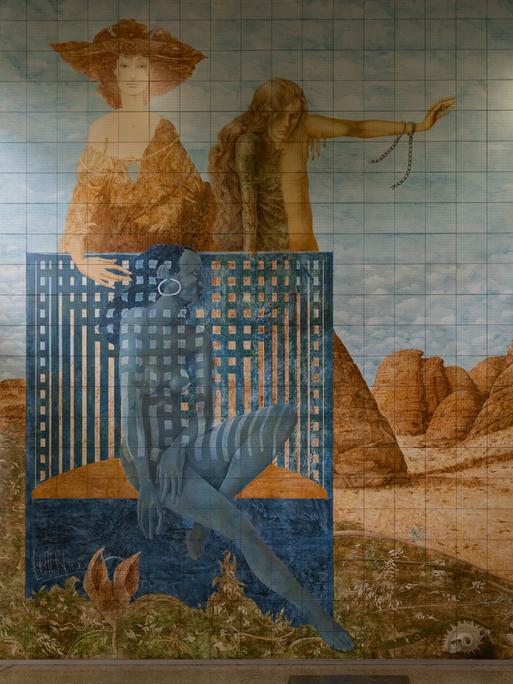 Eine europäisch gekleidete Frau mit Hut steht hinter einem Käfig mit einer nackten Ureinwohnerin, daneben steht ein Mann, der einen deportierten Straftäter darstellen soll