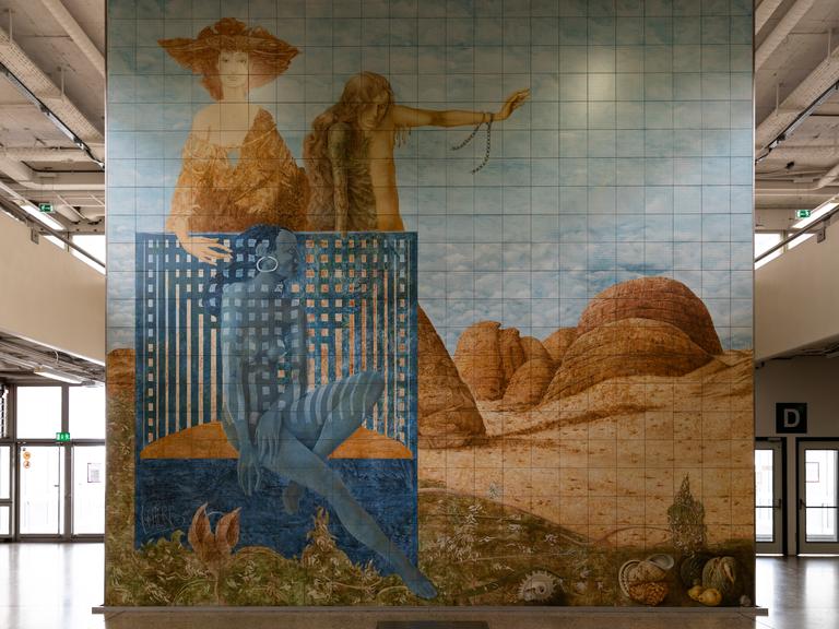 Eine europäisch gekleidete Frau mit Hut steht hinter einem Käfig mit einer nackten Ureinwohnerin, daneben steht ein Mann, der einen deportierten Straftäter darstellen soll