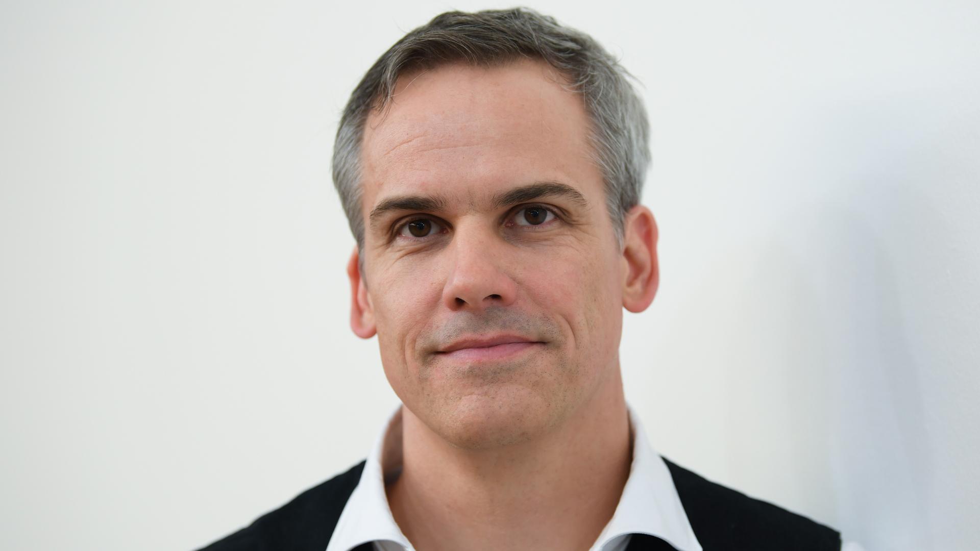 Der Autor Stephan Thome im Portrait mit weißem Hend zu schwarzer Weste. Er hat graue Haare und blickt nach vorne. Der Autor Stephan Thome im Portrait mit weißem Hend zu schwarzer Weste. Er hat graue Haare und blickt nach vorne.