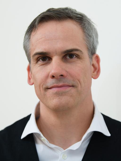 Der Autor Stephan Thome im Portrait mit weißem Hend zu schwarzer Weste. Er hat graue Haare und blickt nach vorne. Der Autor Stephan Thome im Portrait mit weißem Hend zu schwarzer Weste. Er hat graue Haare und blickt nach vorne.