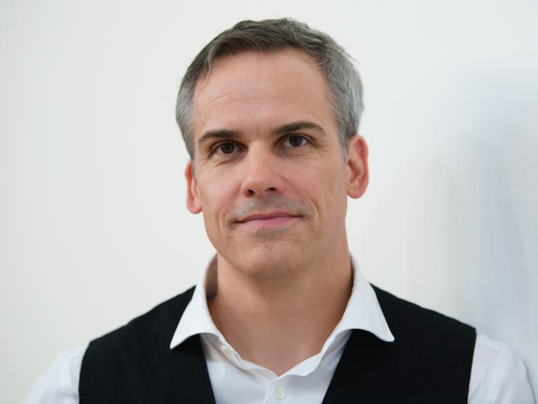 Der Autor Stephan Thome im Portrait mit weißem Hend zu schwarzer Weste. Er hat graue Haare und blickt nach vorne. Der Autor Stephan Thome im Portrait mit weißem Hend zu schwarzer Weste. Er hat graue Haare und blickt nach vorne.