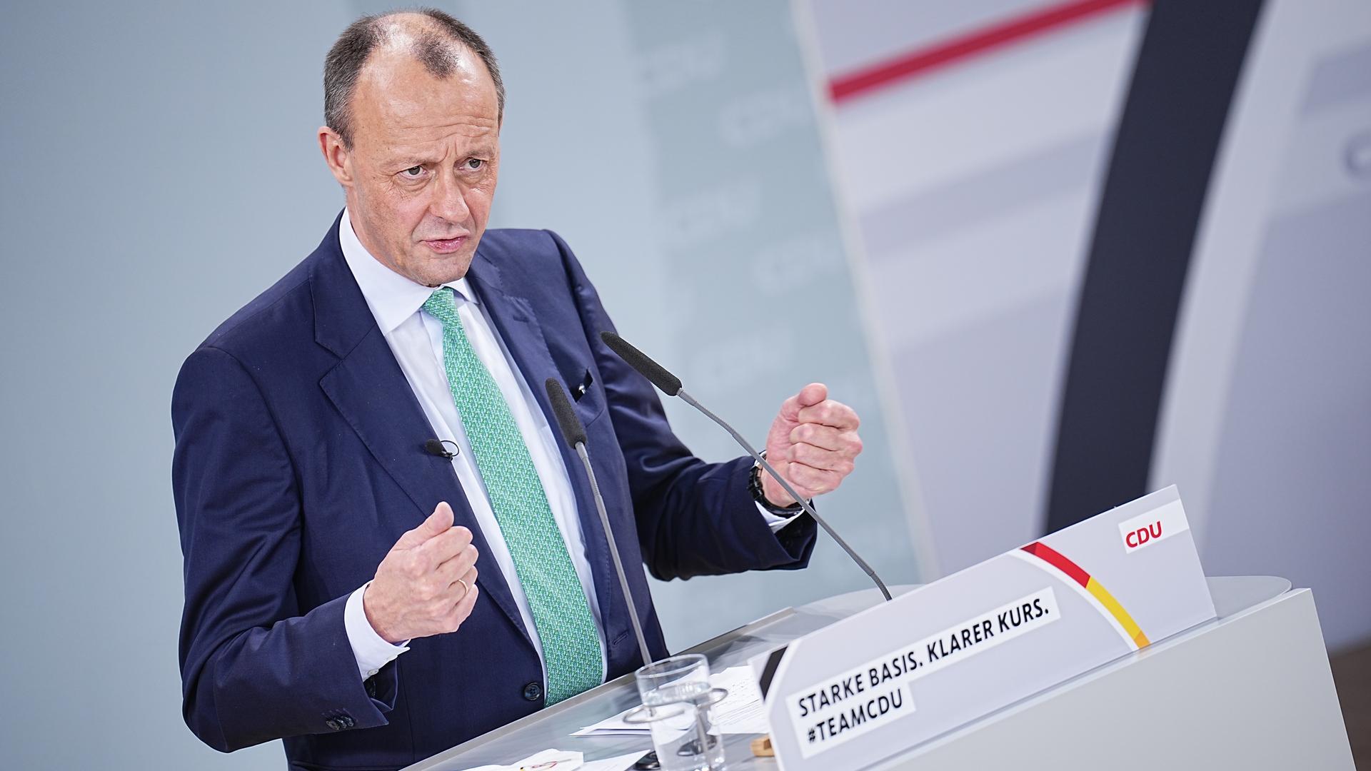 Friedrich Merz, CDU-Bundesvorsitzender, spricht vor seiner Wahl beim Bundesparteitag der CDU im Konrad-Adenauer-Haus. Beim 34. Parteitag der CDU wurde Merz als neuer Bundesvorsitzender gewählt.