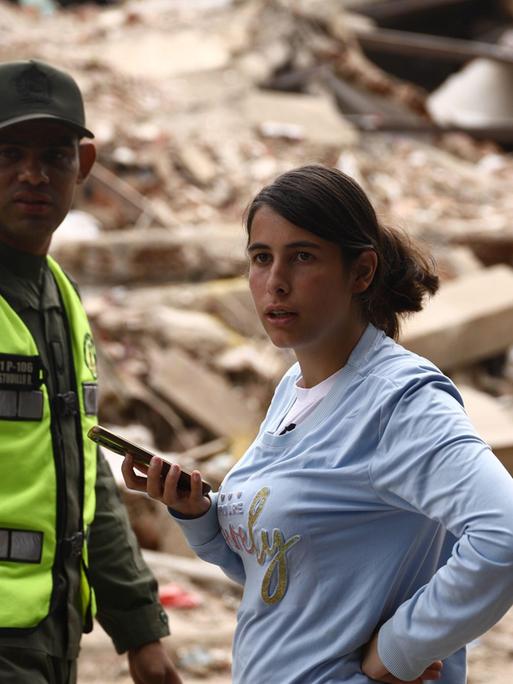 Zwei zivile Helfer vor den Trümmern von während des Erdbebens in Venezuela zerstörten Häusern.