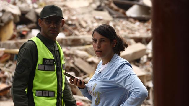 Zwei zivile Helfer vor den Trümmern von während des Erdbebens in Venezuela zerstörten Häusern.