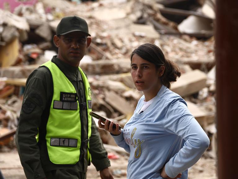 Zwei zivile Helfer vor den Trümmern von während des Erdbebens in Venezuela zerstörten Häusern.