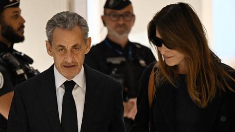 Der ehemalige französische Präsident Nicolas Sarkozy kommt mit seiner Frau Carla Bruni zur Urteilsverkündung in seinem Prozess wegen illegaler Wahlkampffinanzierung aus Libyen im Zusammenhang mit seiner erfolgreichen Präsidentschaftskandidatur im Jahr 2007 im Gerichtsgebäude des Tribunal de Paris in Paris an.
