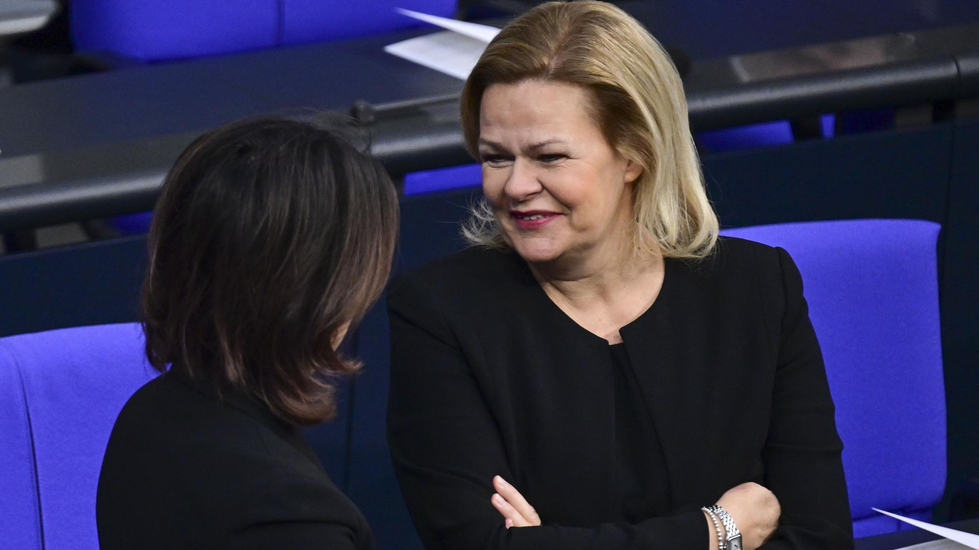 Bundesinneninministerin Faeser im Gespräch mit Bundesaußenministerin Annalena Baerbock Bundesinneninministerin Faeser im Gespräch mit Bundesaußenministerin Annalena Baerbock