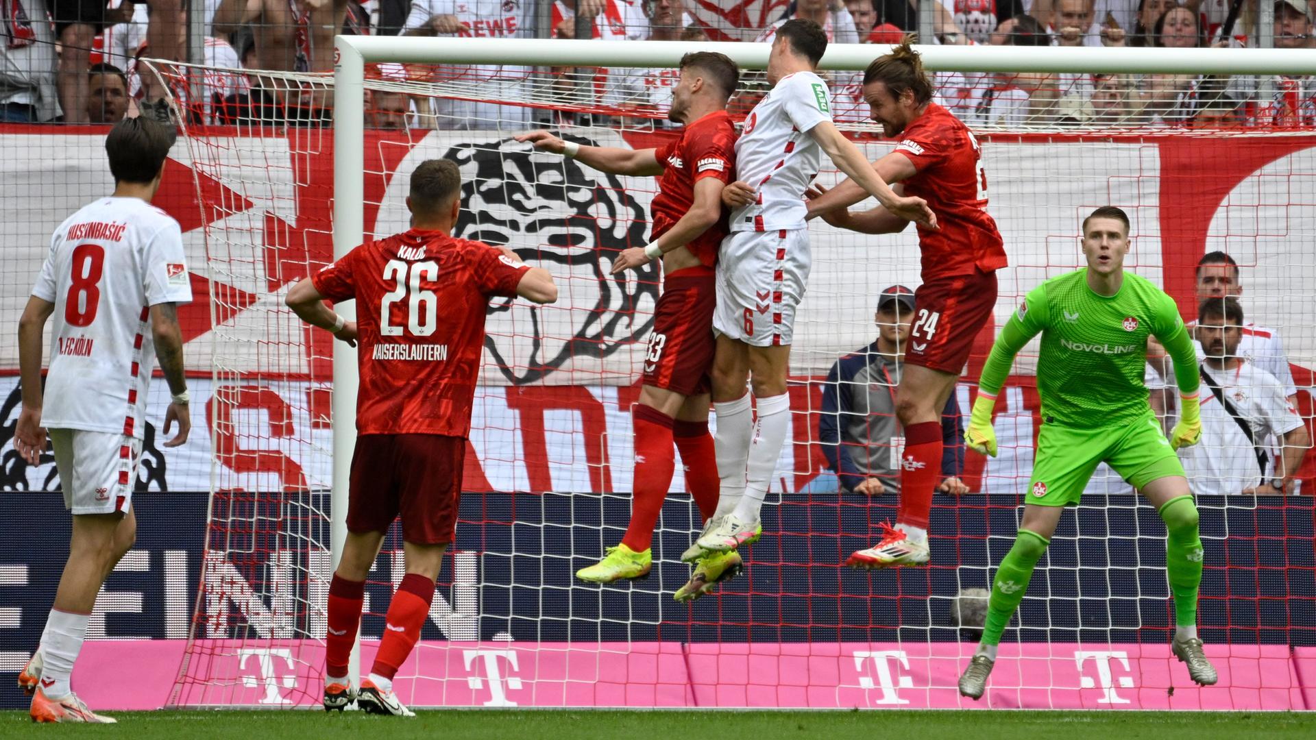 Kölns Eric Martel erzielt gegen Kaiserslauterns Torwart Julian Krahl das Tor zum 1:0. 