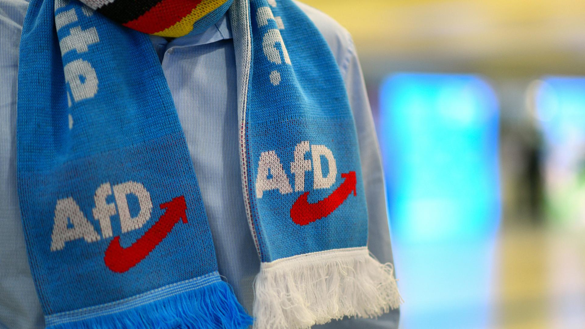 Ein Parteimitglied trägt einen Schal mit dem Schriftzug "AfD" in der Grugahalle beim Parteitags der rechtsextremen Partei Alternative für Deutschland (AfD) in Essen am 30. Juni 2024.  