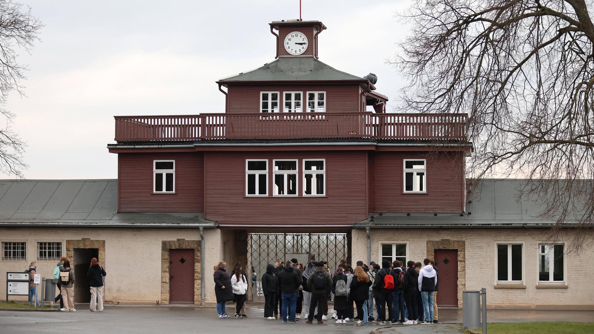 Menschen stehen vor dem Eingang zur Gedenkstätte für das frühere Konzentrationslager Buchenwald bei Weimar