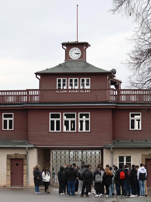 Menschen stehen vor dem Eingang zur Gedenkstätte für das frühere Konzentrationslager Buchenwald bei Weimar