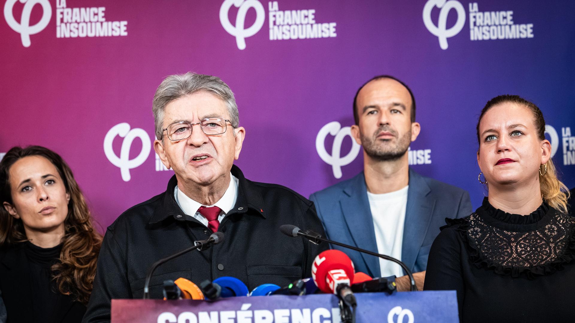 Der Vorsitzende der linkspopulistischen Partei La France Insoumise (LFI) spricht auf einer Pressekonferenz. Im Hintergrund die Abgeordneten der Nationalversammlung (v.l.n.r.) Clemence Guette, Manuel Bompard und und Mathilde Panot.