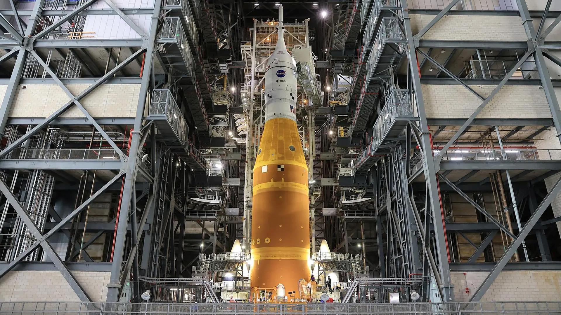Die Artemis-II-Rakete der NASA und das Raumschiff Orion, die auf der mobilen Startrampe befestigt sind, stehen am Dienstag, dem 17. März 2026, senkrecht im Fahrzeugmontagegebäude im Kennedy Space Center der NASA in Florida, USA.