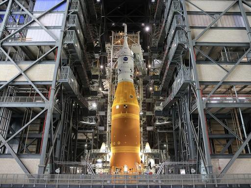 Die Artemis-2-Rakete der NASA und das Raumschiff Orion, die auf der mobilen Startrampe befestigt sind, stehen am Dienstag, dem 17. März 2026, senkrecht im Fahrzeugmontagegebäude im Kennedy Space Center der NASA in Florida, USA.