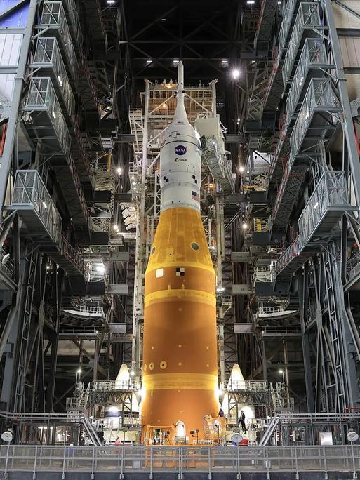 Die Artemis-2-Rakete der NASA und das Raumschiff Orion, die auf der mobilen Startrampe befestigt sind, stehen am Dienstag, dem 17. März 2026, senkrecht im Fahrzeugmontagegebäude im Kennedy Space Center der NASA in Florida, USA.