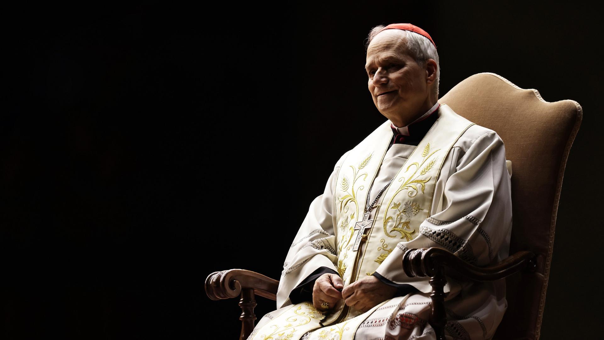 Ein Mann sitzt auf einen Stuhl. Es ist ein Geistiger - der US-Bischof Robert Francis Prevost, der neue Papst Leo XIV.