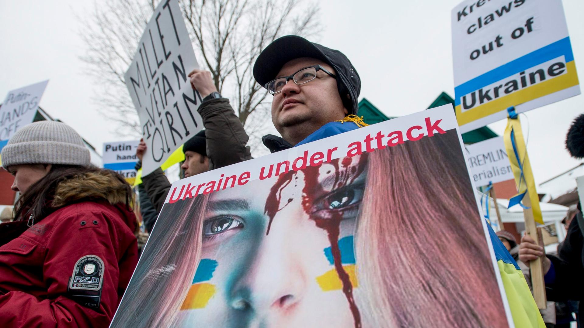 Die ukrainische Diaspora in Kanada hat nach Annexion der Krim 2014 gegen die Intervention russischer Streikräfte in ihrem Herkunftsland demonstriert Die ukrainische Diaspora in Kanada hat nach Annexion der Krim 2014 gegen die Intervention russischer Streikräfte in ihrem Herkunftsland demonstriert