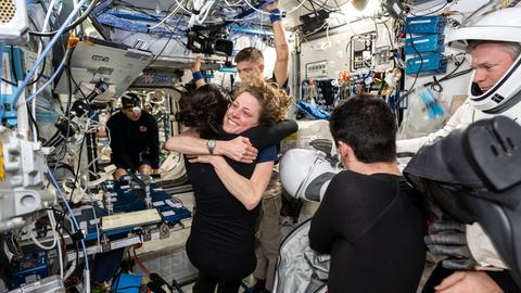 Sich zu umarmen geht in der Schwerelosigkeit (hier bei einer Verabschiedung auf der ISS) gut – aber beim Küssen lauern die Probleme. 