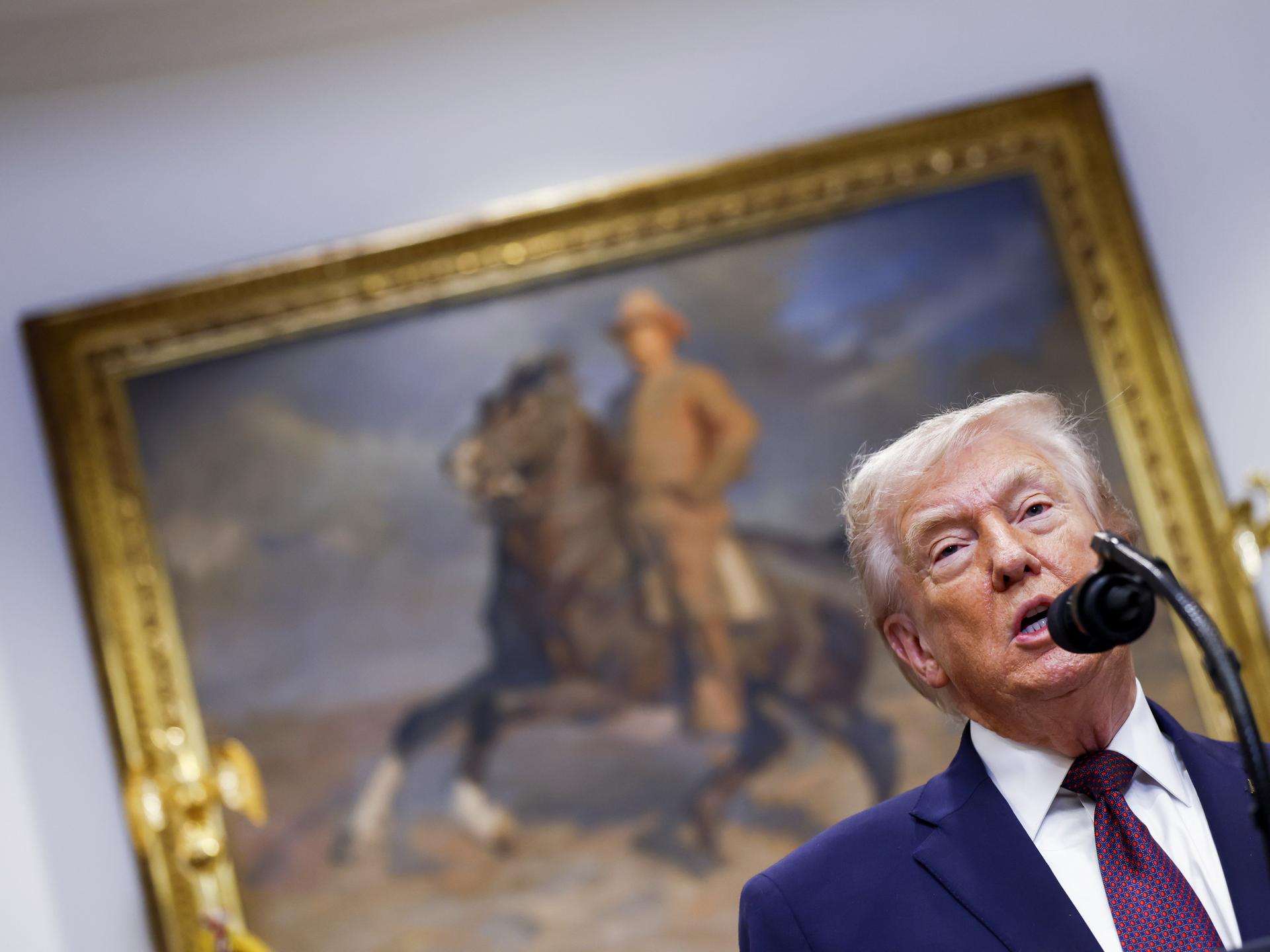Donald Trump vor einem Mikrofon im Roosevelt Room des Weißen Hauses.