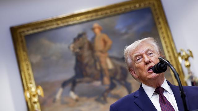 Donald Trump vor einem Mikrofon im Roosevelt Room des Weißen Hauses.