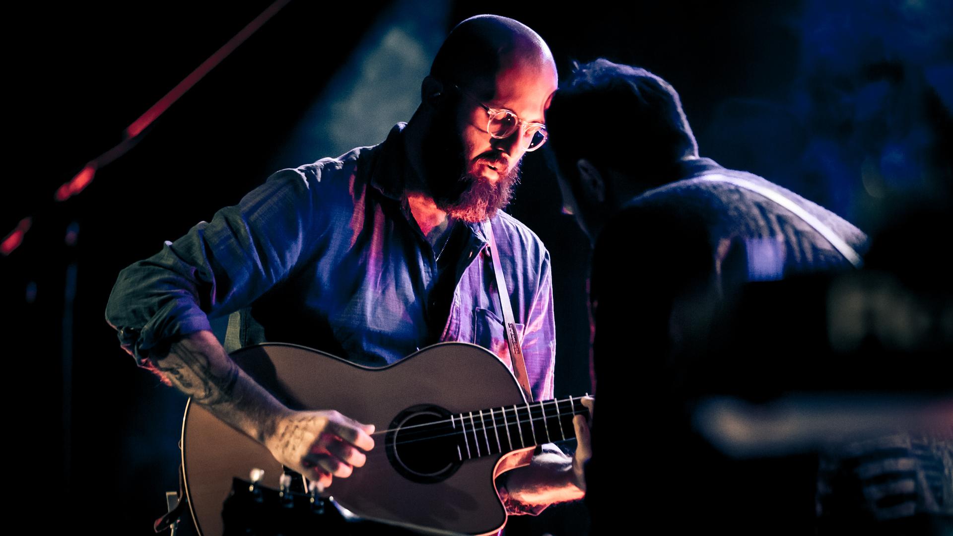Der US-Singer-Songwriter William Fitzsimmons spielt auf seiner Gitarre während eines Konzerts im Club EWerk - im fränkischen Erlangen.