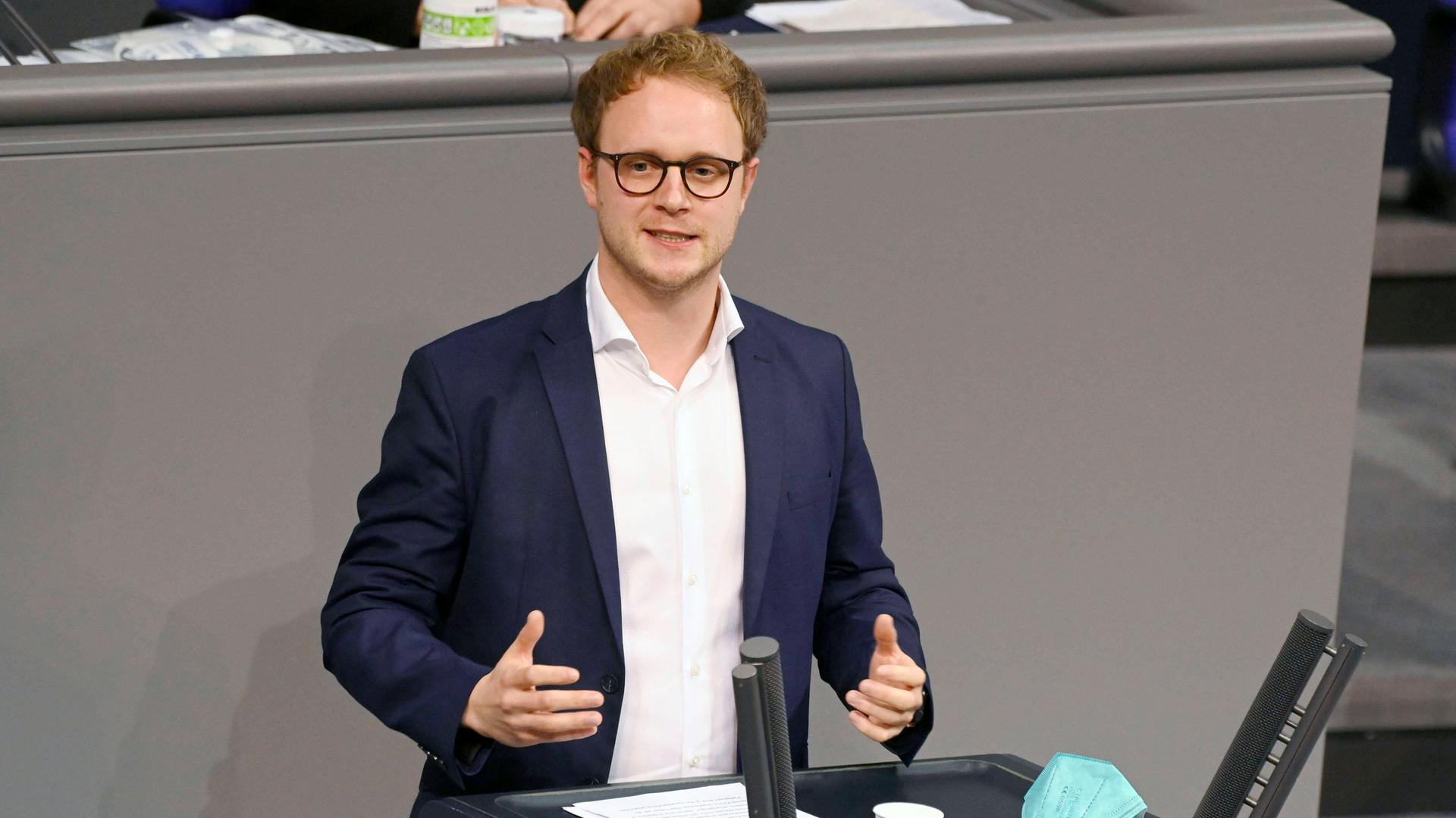 Berlin: Marcel Emmerich spricht im Bundestag.