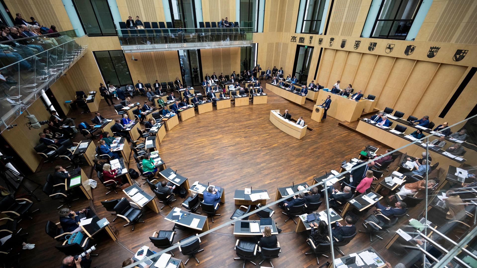 Das Bild zeigt den Sitzungssaal des Bundesrates. Das Bild zeigt den Sitzungssaal des Bundesrates.