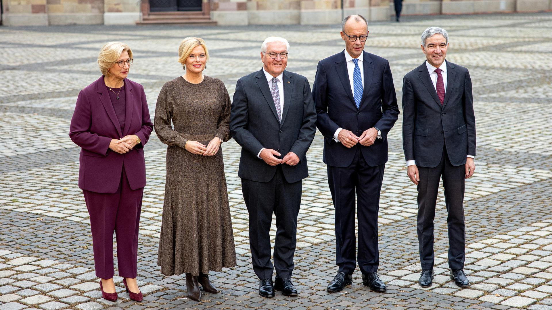 Saarlands Ministerpräsidentin Anke Rehlinger, Bundestagspräsidentin Julia Klöckner, Bundespräsident Frank-Walter Steinmeier, Bundeskanzler Friedrich Merz und Bundesverfassungsgerichtspräsident Stephan Harbarth (v.l.n.r.) vor Ludwigskirche in Saarbrücken 