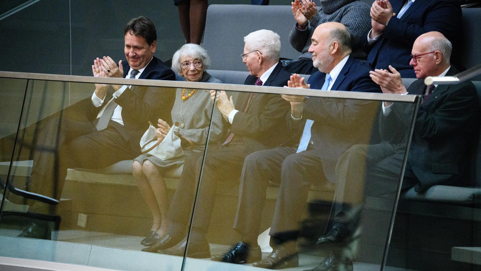 Die Berliner Holocaust-Überlebende Margot Friedländer, nimmt als Gast an der Plenarsitzung im Deutschen Bundestag teil. Sie sitzt auf der Ehrentribüne, wo ihr weitere Gäste der Debatte applaudieren.