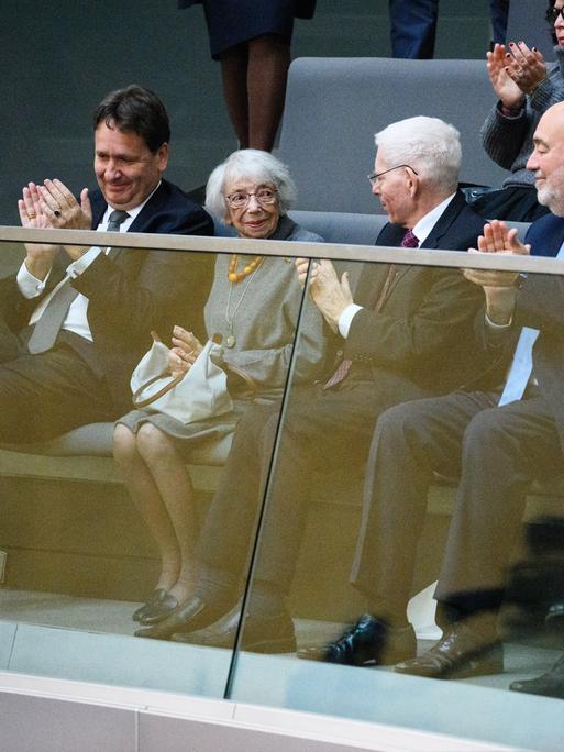 Die Berliner Holocaust-Überlebende Margot Friedländer, nimmt als Gast an der Plenarsitzung im Deutschen Bundestag teil. Sie sitzt auf der Ehrentribüne, wo ihr weitere Gäste der Debatte applaudieren.