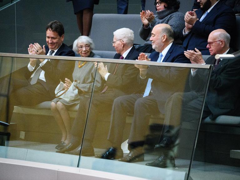 Die Berliner Holocaust-Überlebende Margot Friedländer, nimmt als Gast an der Plenarsitzung im Deutschen Bundestag teil. Sie sitzt auf der Ehrentribüne, wo ihr weitere Gäste der Debatte applaudieren.