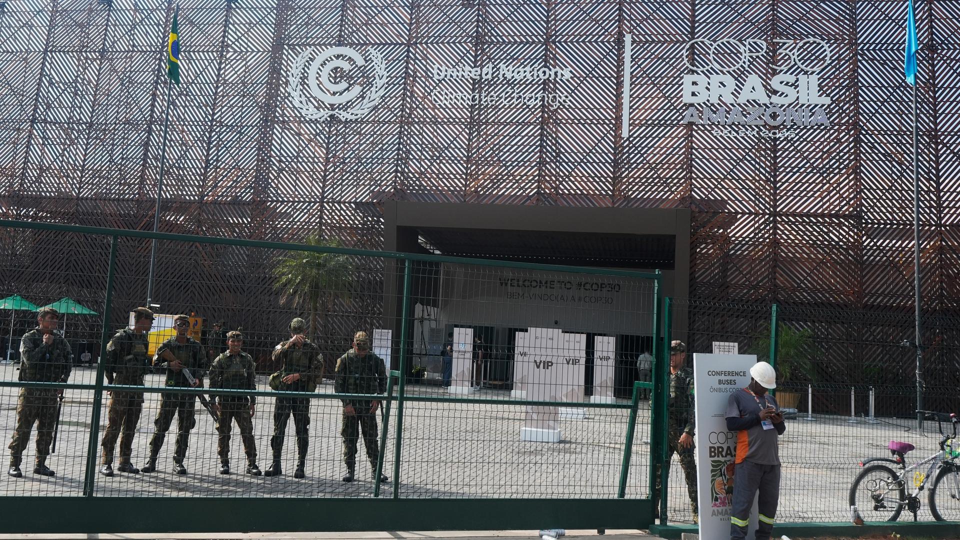 Sicherheitspersonal steht vor dem Veranstaltungsort des UN-Klimagipfels COP30, nachdem am Donnerstag, dem 20. November 2025, in Belém, Brasilien, ein Brand gemeldet wurde. 