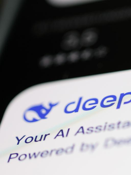 Deepseek-App im App Store auf einem Smartphone Display.